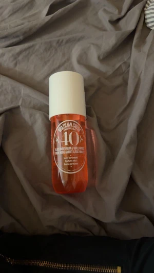 Brazilian Crush Cheirosa 40 Mist - Perfume mist med Black Amber Plum och Vanilla Woods. Perfekt för dig som vill ha en fräsch och trendig doft att spraya på när som helst. Enkel att ta med i väskan och använda under dagen.