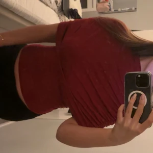 Vinröd omlott croppad topp - En vinröd topp ifrån Gina tricot, använd en gång! (Spegeln är smutsig så det är inga fläckar!) 🙂