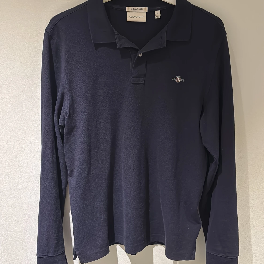 Marinblå långärmad pikétröja från GANT