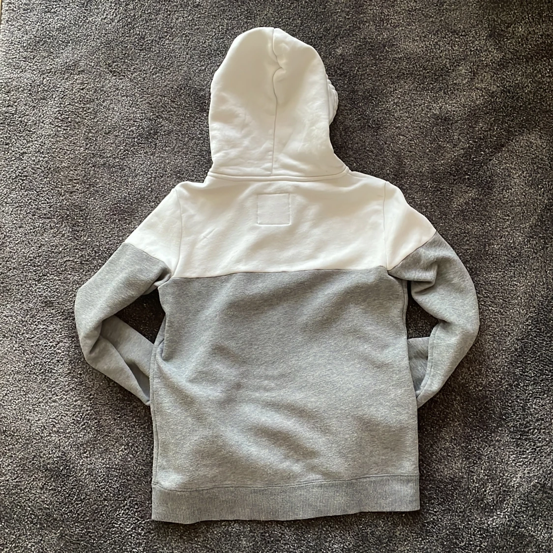 Grå och vit hoodie från Hollister - 3