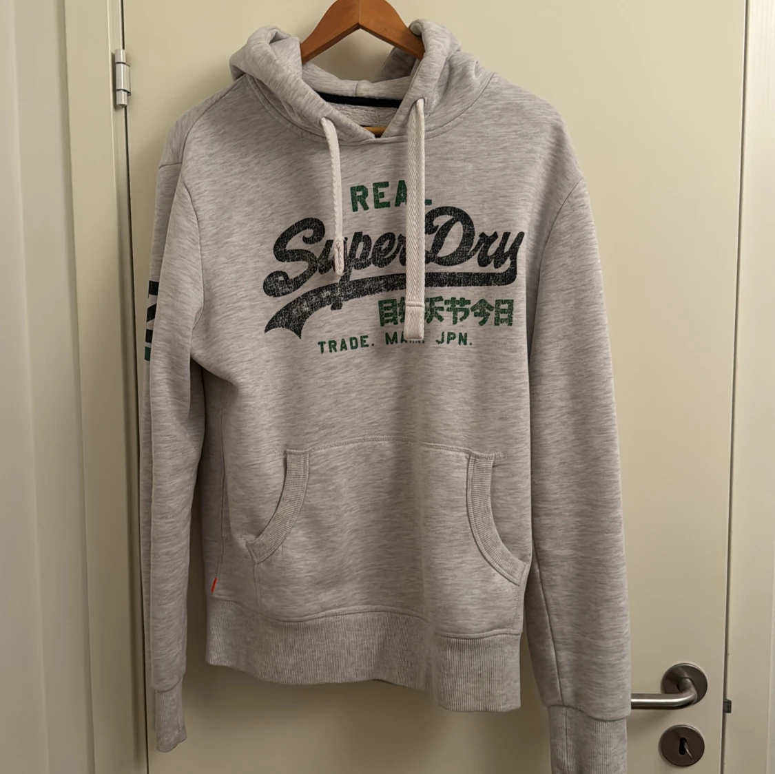 Grå hoodie från Superdry med tryck