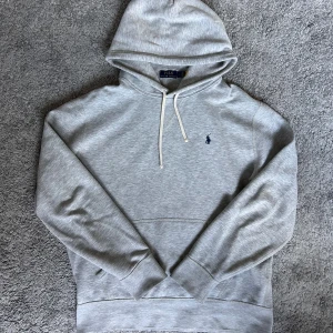 Ralph Lauren hoodie - •8/10 skick - ✅ •Storlek - L📏 •Inkluderat - Hoodien👟 •Fraktar - inom 24h📦
