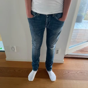 Dondup George jeans  - Säljer nu dessa dondup George jeans. Köpta för ca 4000kr mitt pris 899! skriv för fler bilder/frågor🙌🏼