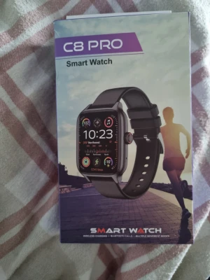 C8 Pro smartklocka med svart band - C8 Pro smartklocka med rektangulär display och svart silikonarmband. Klockan har touchskärm, stegräknare, pulsmätare, väderfunktion, musikstyrning och samtalsfunktion. Finns även med silver mesh-armband. Perfekt för dig som gillar teknik och vill ha koll på träningen. Lite skadad för packning. för liten för min arm funkar exemplariskt 