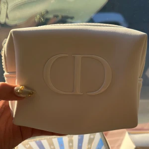 White vanity pouch från Dior - White Dior pouch vanity , can put sling for additional price