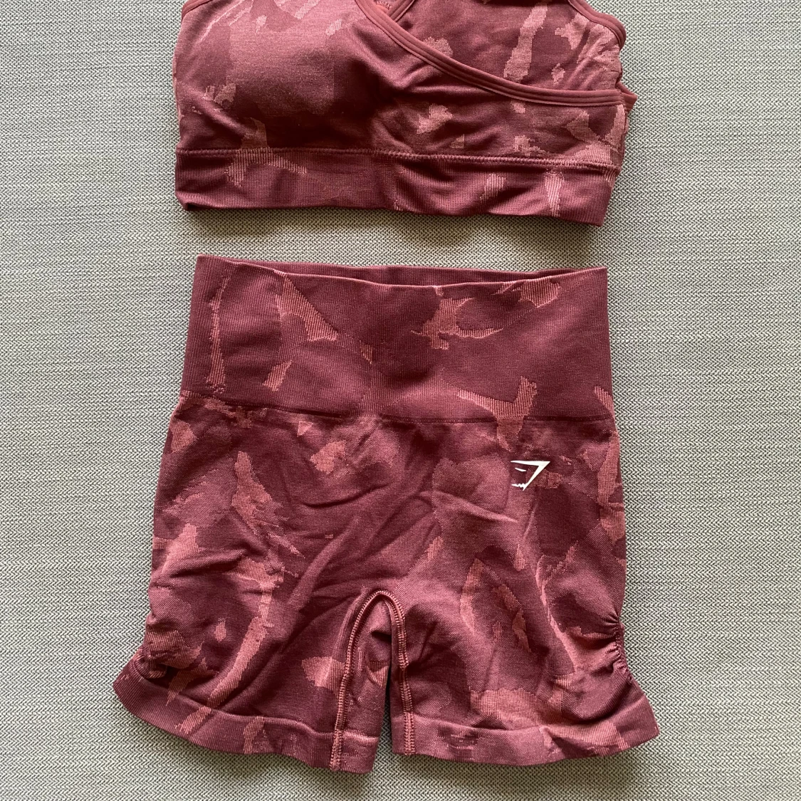 Vinröda camo shorts från Gymshark - 2