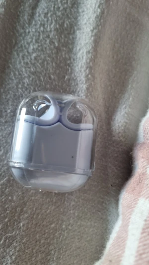 Trådlösa hörlurar med laddningsetui - Snygga blåa trådlösa hörlurar med laddningsetui. Hörlurarna har silikontoppar för bekväm passform och levereras i ett transparent etui. Skicket ser bra ut utan synligt slitage eller repor. Perfekt för musik, samtal och träning.