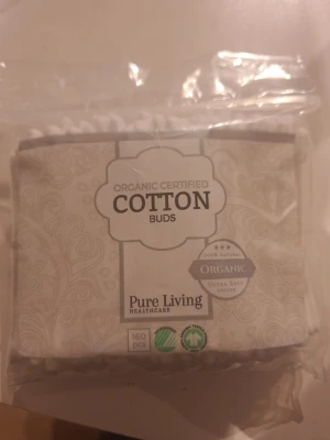 Organic Certified Cotton Buds 160 pcs - Ekologiska bomullspinnar från Pure Living, tillverkade av 100% naturlig, ultra-mjuk ekologisk bomull och pappersstickor. Förpackningen innehåller 160 stycken och är certifierad enligt GOTS och Svanen. Produkten är ny och obruten, utan synligt slitage.