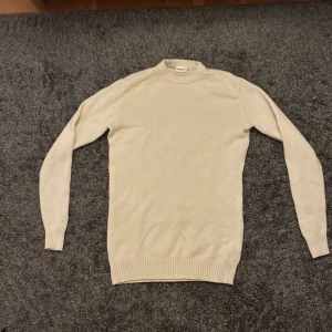 Beige stickad tröja John Henric S - Storlek- S, skick 9/10, 90% wool 10% cashmere