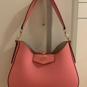 Guess väska - Ny och oanvänd
