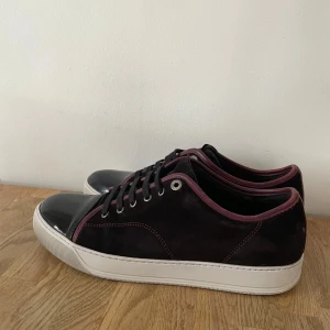 Vinröda Lanvins - Tja, säljer mina riktigt unika och feta lanvins till ett bra pris. Det finns ingen box eller dustbag och dom är i storlek uk 8 (43-44) Skick 8/10, det finns en liten repa på ena cap toen men inte något som märks av riktigt. Hör av er vid frågor eller funderingar!🤩 (INGA BYTEN)‼️‼️