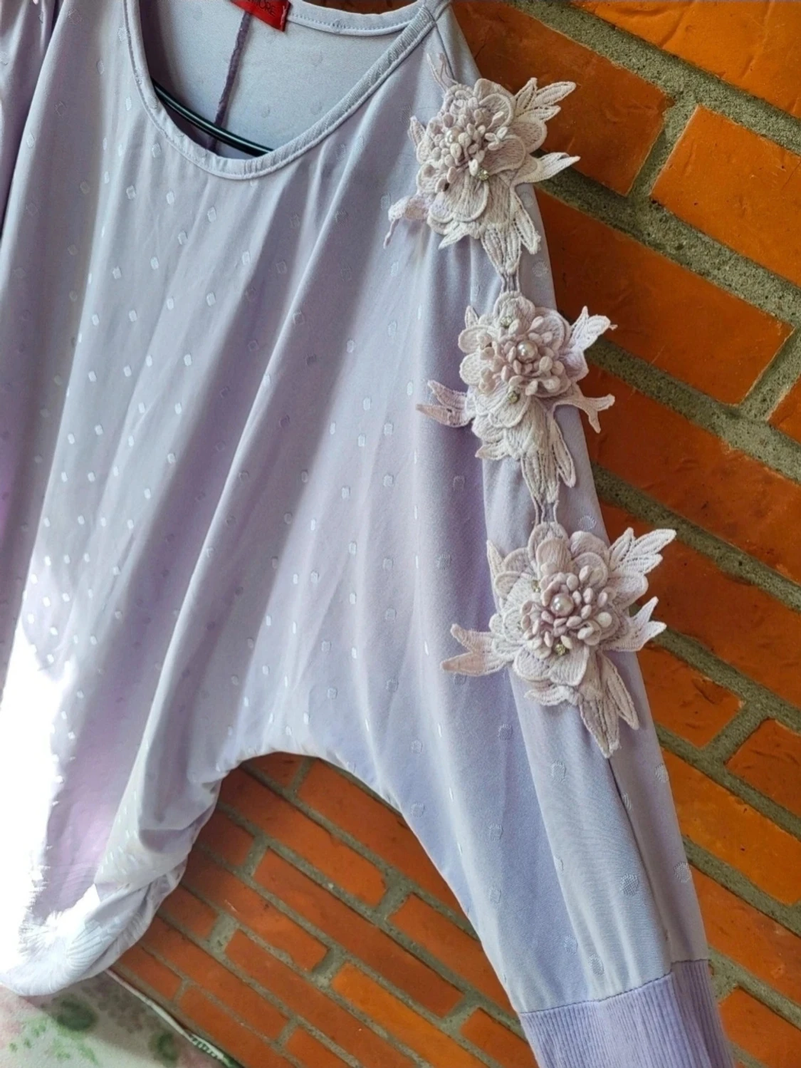 Ljuslila blus med blommiga spetsdetaljer onesize