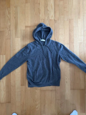 Sayless kashmir hoodie - Säljer nu min kashmir hoodie då den inte passar. Den är väldigt bra skick och har inga defekter. Storlek S men sitter mer som xs, längden är 58cm. Hör gärna av er vid funderingar och kolla gärna in mina andra plagg