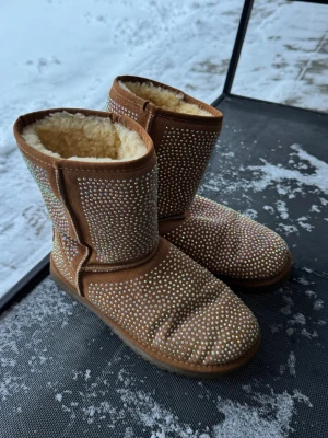 Bruna UGG boots med strass - Bruna UGG boots med glittrande strass. Original UGG Australia. Använda men gott skick, inga defekter.