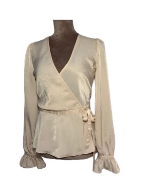 Silkes blus - Bikbok - Säljer min silkesblus som jag köpte från BikBok. Mycket bra skick. Säljer för endast 159kr, priset kan diskuteras🌟