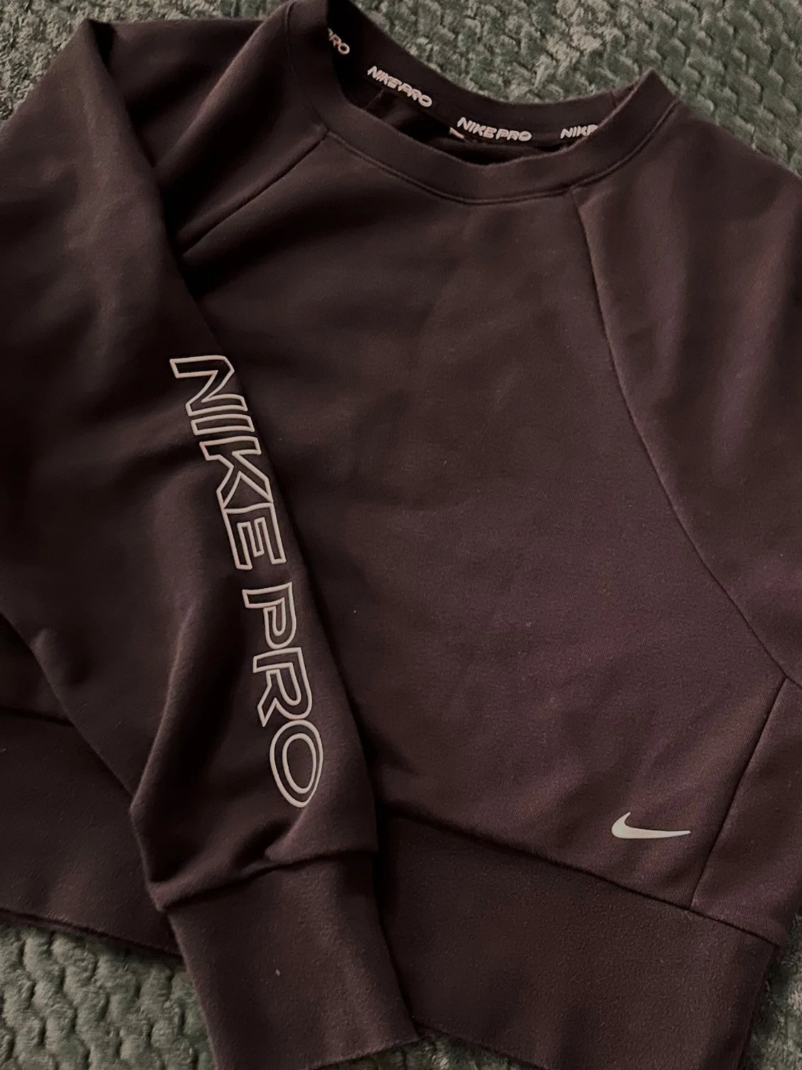 Svart croppad Nike Pro sweatshirt ,storlek M - 2