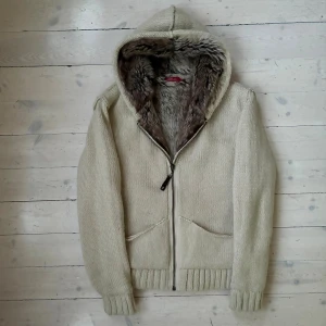 Fodrad hoodie / cardigan - Riktigt fräsch hoodie fodrad med tjock päls ✌️ Skicket är mycket fint, skriv gärna vid fråga! 🙌 