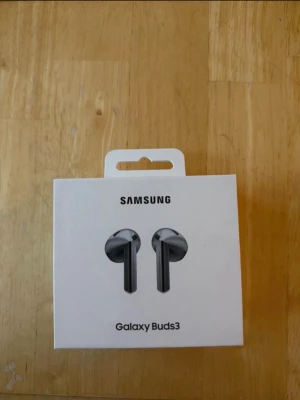Samsung Galaxy Buds3 - Samsung Galaxy Buds3 trådlösa hörlurar i originalförpackning. Ny, obruten förpackning. Funktioner inkluderar adaptiv brusreducering, optimerad ljudkvalitet och bekväm passform. Kompatibel med Android-enheter via Bluetooth. Perfekt för musik, samtal och träning. Äkta vara 