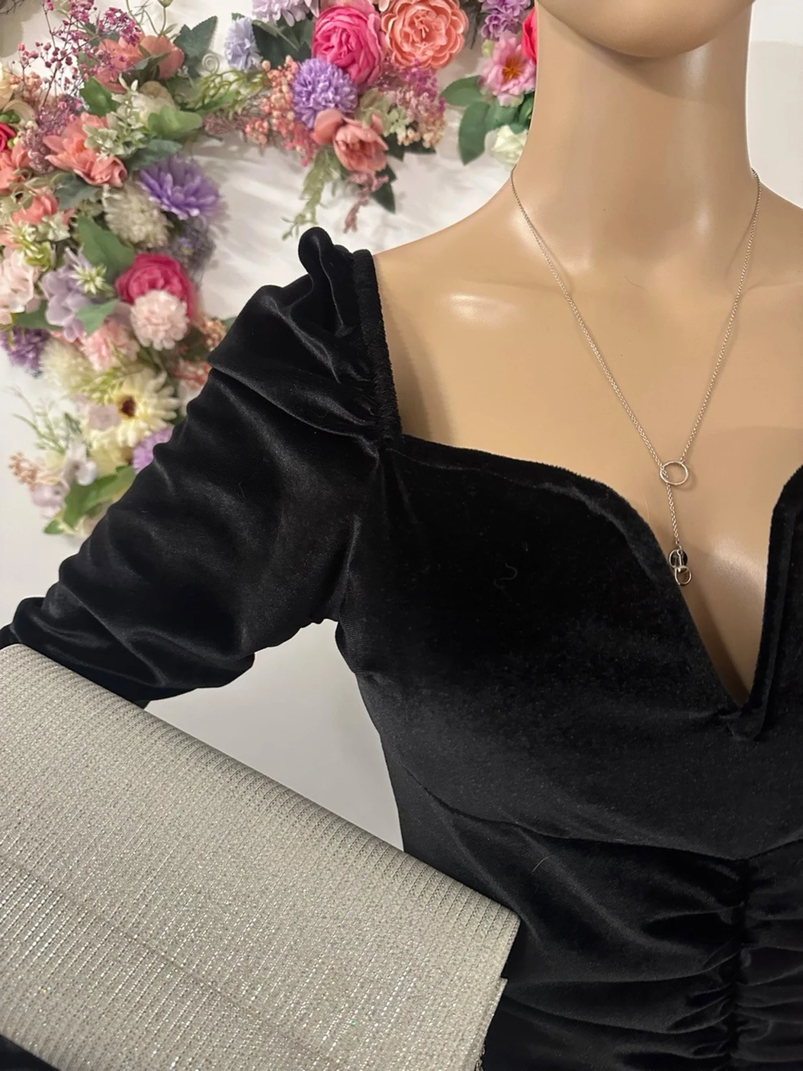 Svart sammetsklänning med v-ringning - 2