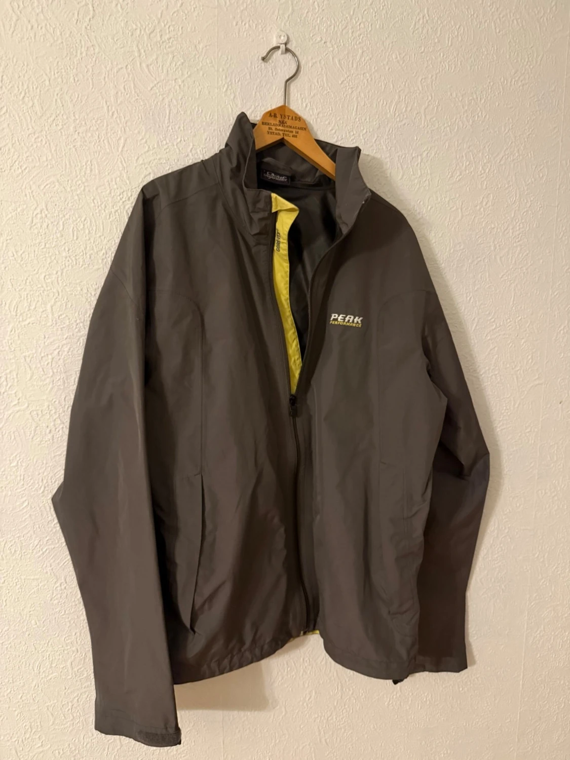 Grå vindjacka från Peak Performance