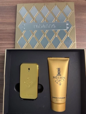 1 Million presentbox herr - Exklusivt presentset med 1 Million parfym och duschgel från Rabanne. Lyxig design i guld, perfekt för dig som vill sticka ut. Perfekt gåva till någon som gillar trendiga dofter och snygga förpackningar.