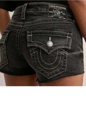 Jeansshorts True Religion - Snygga svarta jeansshorts från True Religion🩷storlek 29 och passar mig som har M