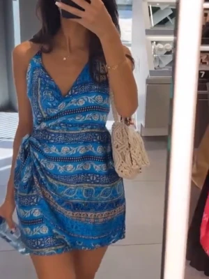 Miniklänning / minidress ZARA - Blå kort omlottklänning från Zara 💙