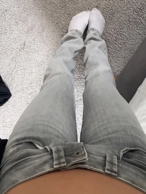 Pepe ljusgrå bootcut jeans 27x 30 - Säljer ett par ljusgrå pepe jeans . Jeansen har dubbla knappar i midjan och breda bälteshällor. Materialet är mjukt jeans och färgen har en snygg tvättad look. Passar xs-S