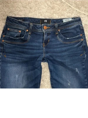 Mörkblå jeans från LTB bootcut ben - Bootcut ltb lågmidjade jeans storlek 29 nyskick