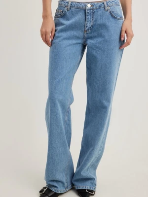 Blåa wide jeans med hög midja - Säljer ett par ljusblå jeans med wide fit och låg midja från NA-KD. Klippta, passar mig som är 165 och de går över skorna. Storlek 38<3