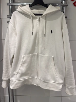 Ralph Lauren hoodie - Tjena säljer nu denna vita polo hoodie. Det är bara att skriva vid fundering eller för fler bilder😁