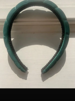 Mörkgrönt diadem  - Ett mörkgrönt diadem från Pico. Jag har själv aldrig använt det men har köpt det second hand tidigare. Väldigt fin färg och i bra skick. 