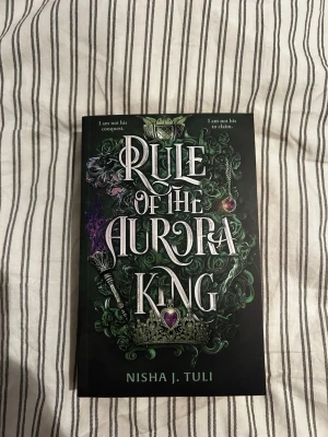 Rule Of The Aurora King, Bok - 2an i bokserien ”trial of the sunqueen”. 