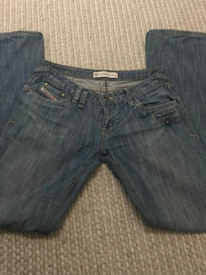 Vintage jeans från R.MARKS  - Vintage low waisted jeans 👖 Low waist jeans med lätt bootcut/flare och snygg tvätt. Bra skick, sitter riktigt bra. Sitter som en 36;a! 