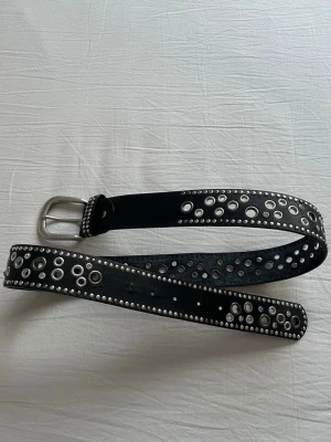 Snyggt bälte - Så coolt och snyggt bälte!! Skulle säga att det är storlek S-M men kan skicka mått om du undrar exakt! 