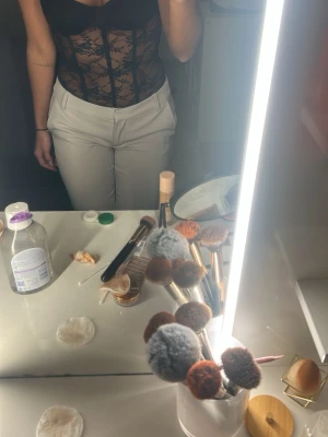 Svart spetskorsett/body med blommönster - Säljer en svart korsettbody med transparent spets och blommigt mönster. Perfekt att styla med höga byxor eller kjol.