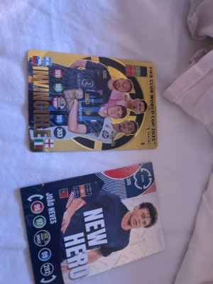 •	Panini Adrenalyn XL FIFA Club World Cup 2025 – Invincible	•	Panini Adrenalyn XL FIFA 365 2025 – New Hero João Neves - Snygg fotbollskort xrare version på invicible kortet väldigt sällsynt kort joao neves kortet för 100kr sedan invincible kortet för 500kr+
