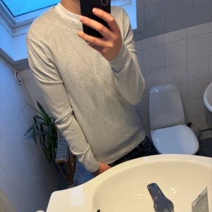 Dressmann grå stickad tröja  - Tja! Säljer en tvär skön stickad tröja från Dressmann. Bra material och bra passform. 10/10 skick hör av dig om du har någon fundering!
