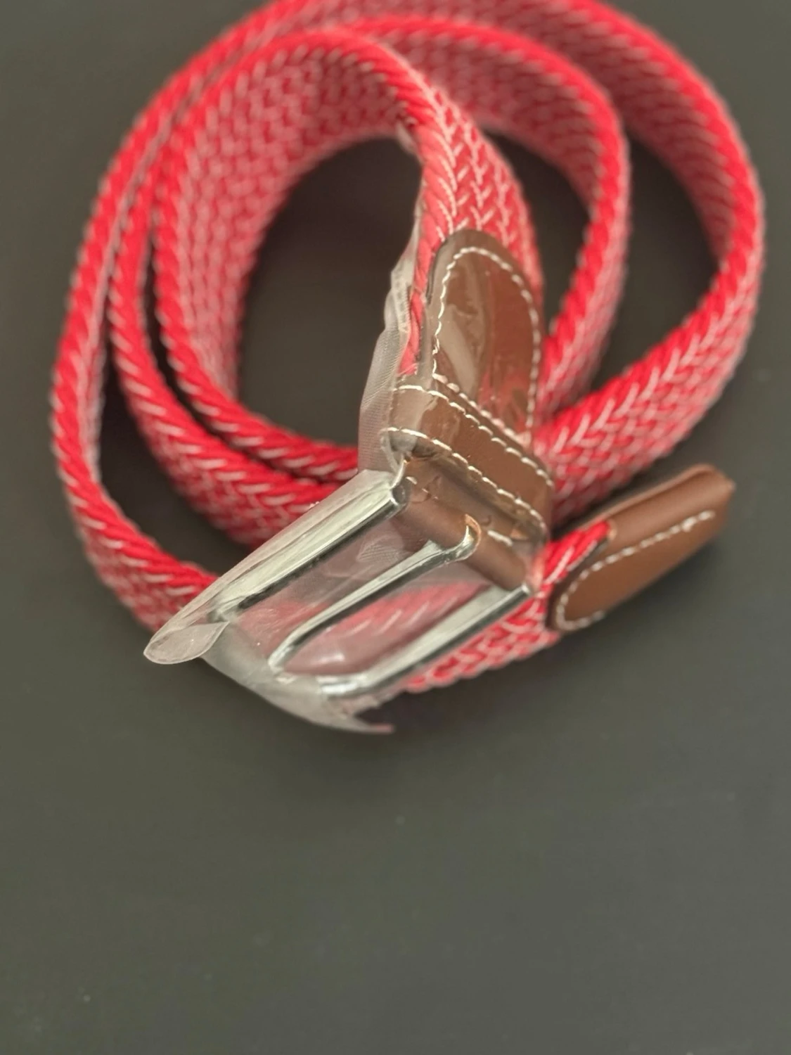 Rött flätad bälte