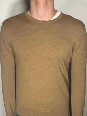 J.Lindeberg tröja - Säljer en riktigt snygg och trendig J.Lindeberg tröja i fint skick, storlek L men sitter som S, vid frågor är det bara att skriva //Gramenti