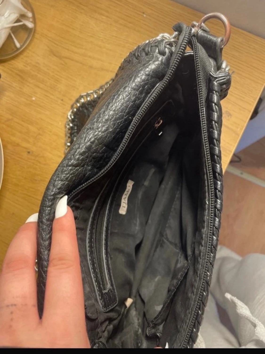 Svart axelväska med kedjedetaljer - 2