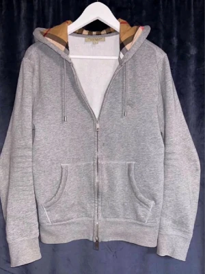 Burberry kofta - Helt ny äkta och knappt använd burberry, syns inte att den är använd, fick den av en vän.  Storlek 12-14/L för barn