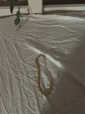 Pris kan diskuteras  - Säljer nu detta fina armbandet. Det är en klassiskt och tidlöst design som passar till allt.😁skriv om ni är intresserade av att köpa armbandet 