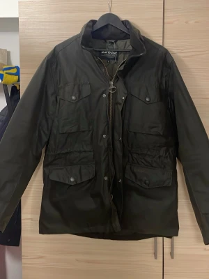 Barbour sapper Waxed Str:L - Säljer min barbour sapper jacka som köptes i somras på Åhléns, använd max 1 timme tills jag insåg att den var lite för stor… Den har inte lappen kvar men ser ut exakt som ny 