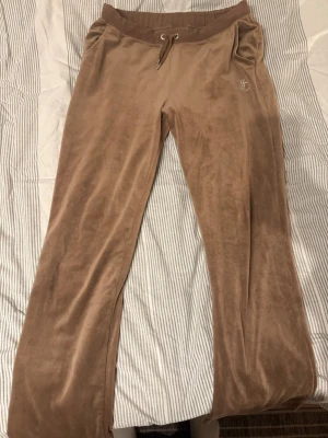 Juicy mjukisbyxor - Sköna mjukisbyxor ifrån Juicy Couture, strl L. Använda & pärlor som lossnat på juicy texten på baksidan.