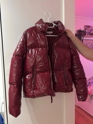 Vinröd pufferjacka Tommy Hilfiger XS - Nypris: ca 2000kr |  knappt använd så säljer för 1000kr. Den har legat vikt, därav lite skrynklig, inget som hänt med jackan pga det.