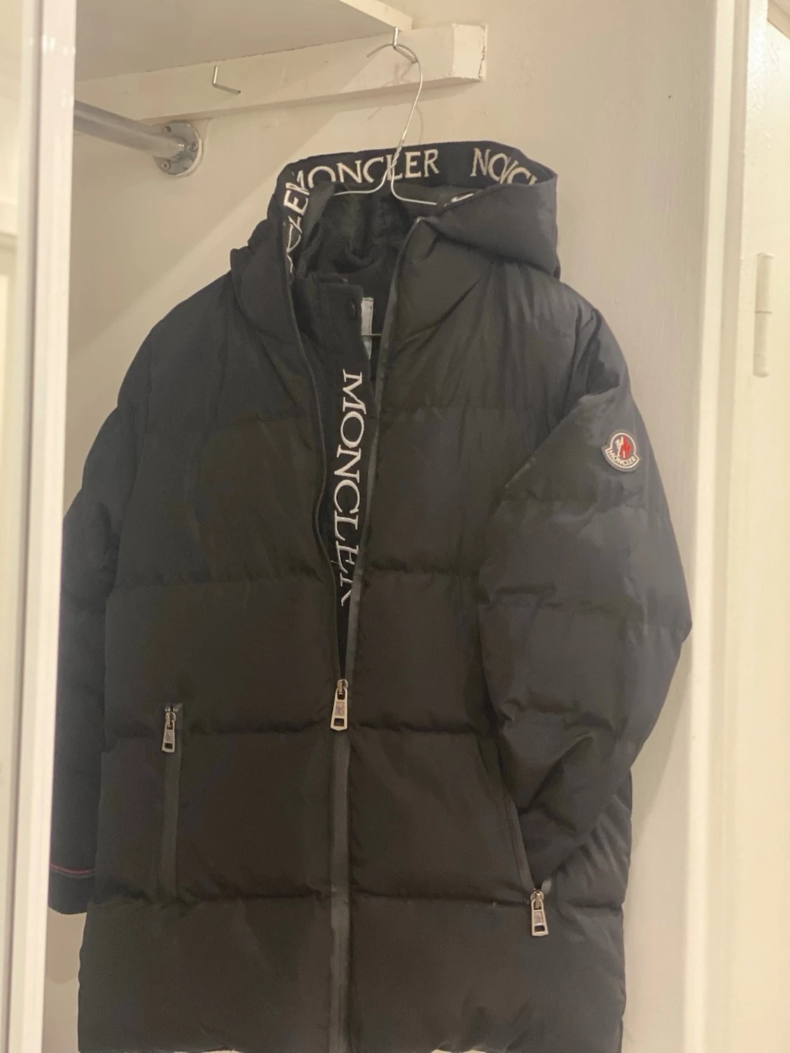 Svart Moncler pufferjacka med huva