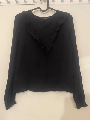 Svart volang blus  - Svart volang blus från flash woman, storlek S men skulle säga XS! 🥰 fint skick! 