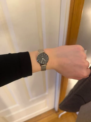Petite Sterling Black klocka  - äljer min silvriga klocka med svart urtavla från Daniel Wellington. Jag använder inte silver längre så därför säljer jag den. Den fungerar perfekt, den går att justera storlek på egen hand och sen är i mycket bra skick. Urtavlan är 28 mm. Den kostar ny 1699 kronor. Hör gärna av dig vid frågor❤️