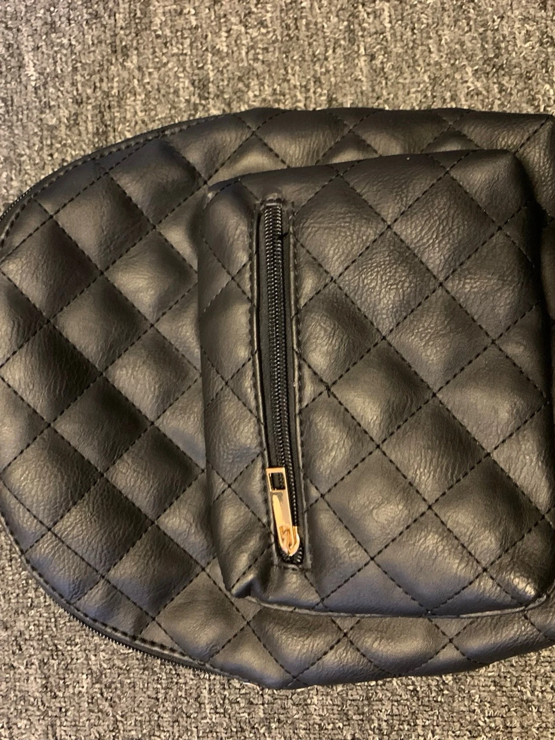 Svart quiltad mini ryggsäck med gulddetaljer